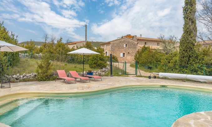 Simiane-la-Rotonde House | Cottage 'Les Buisses - Petit Gite' with Private Terrace, Shared Garden and Wi-Fi