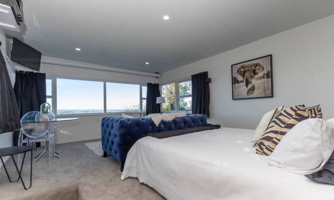 Remuera Cottage | Romantic Hillside Oasis with Spa, Pool & Scenic Views