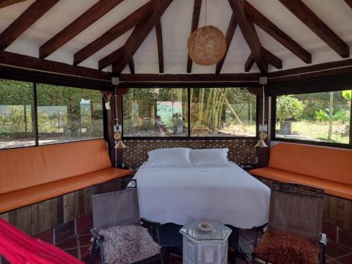 El Penol Villa | Perfect Getaway: Cottage Master Room in Guatapé with Spa