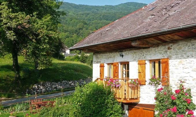 Moye Cottage | Cozy Cottage Moye: Lake Views & Family-Friendly Amenities