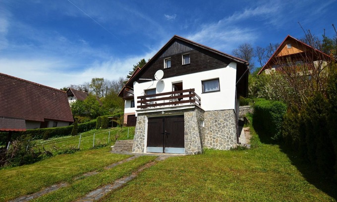 Pocedelice House | Cottage near River Ohre with Garden
