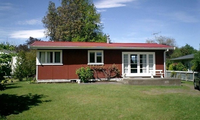 Te Rangiita Cottage | Cozy Cottage by Lake Taupo with Pool and Pet-Friendly Perks