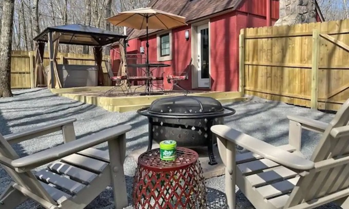 White Mills Cottage | Cozy Cottage Retreat Near Lake Wallenpaupack with Breakfast