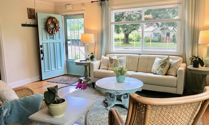 Vancouver House | Cozy Cottage by Vancouver Lake with New Pickleball Court