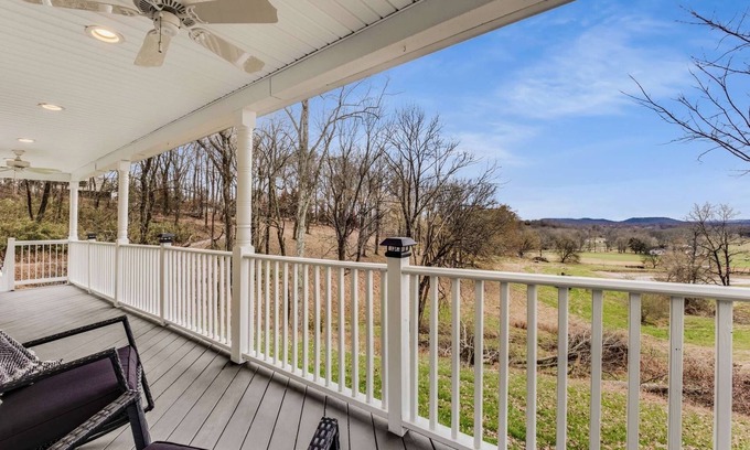 College Grove House | Cozy Cottage in The Grove: Amazing Views Near Nashville
