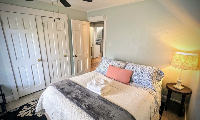 Lakewood Apartment | Cozy Cottage on Cove: Lake Erie & Downtown Retreat