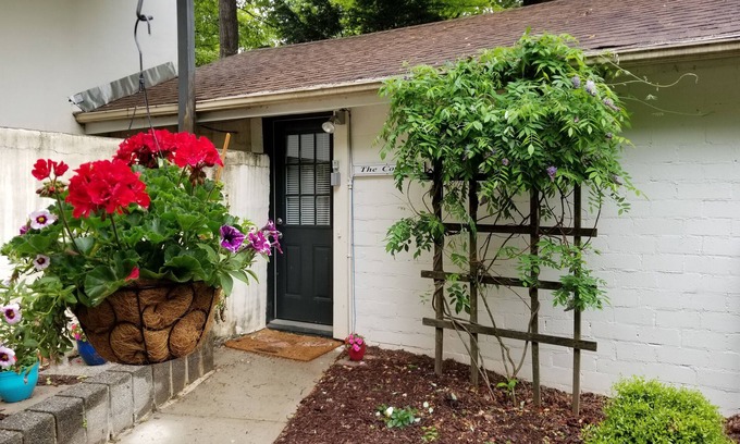 Clayton Apartment | Guest Rated: Cottage on Hamby with Lake View & Kitchen