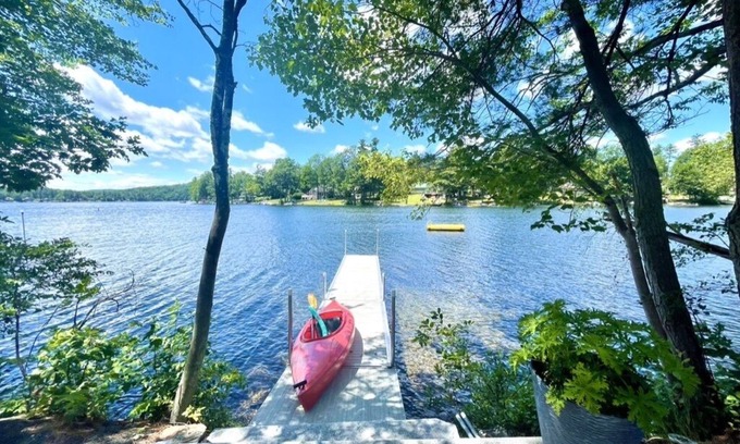 Wells Cottage | Idyllic Cottage on Lake Saint Catherine with Spa & Views