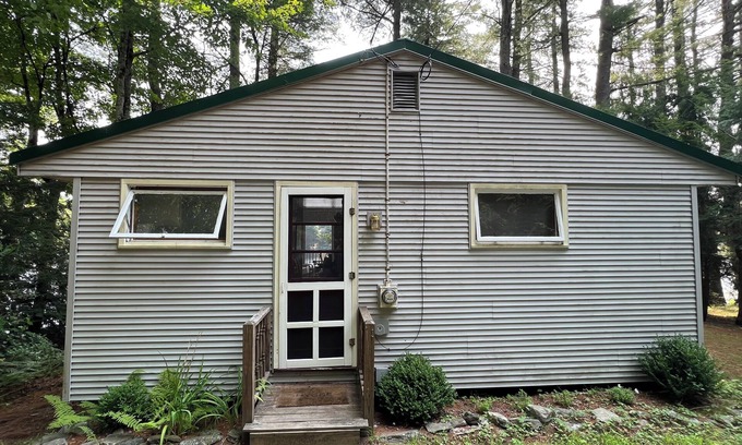 Williamsburg Cabin | Relax at a Cozy Cottage by the Lake in Pioneer Valley