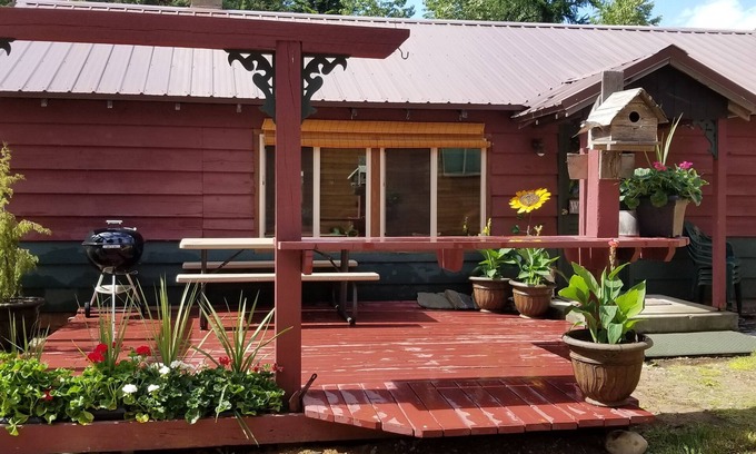 Priest River Cabin | Relaxing Cottage on Priest Lake with Oceanfront Views