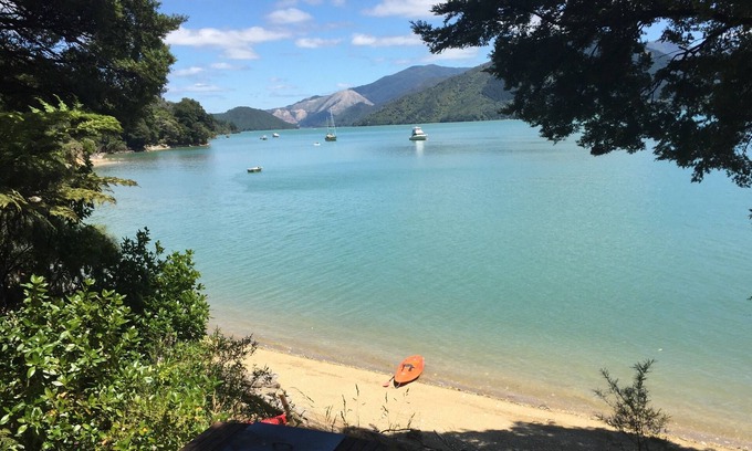 Moetapu Bay Cottage | Beachfront Cottage with Kitchen & Ocean Views at Moetapu Bay