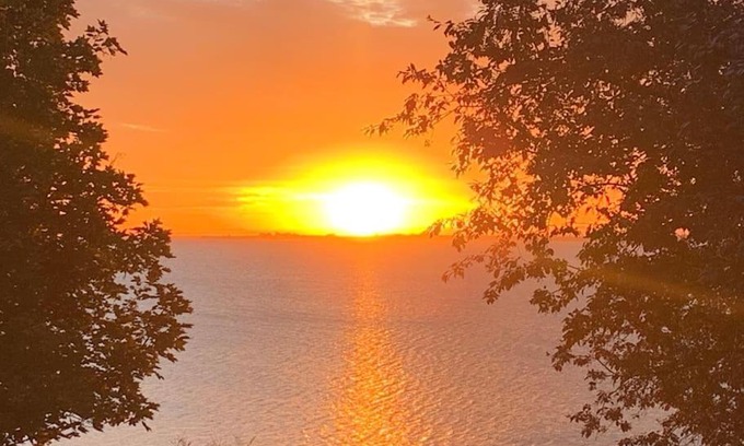 Springfield House | Pet-Friendly Cottage on the Lake with Pool and High Ratings