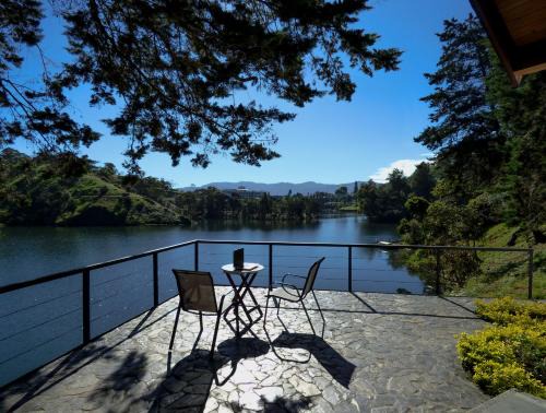 Guatape House | Relaxing Lakefront Lodge in Guatapé with Jacuzzi Access