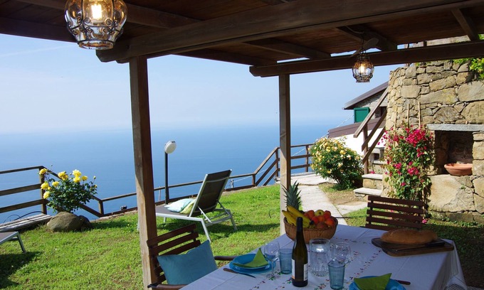 La Spezia Cottage | Seaside Retreat: La Ginestra with Ocean Views & Breakfast