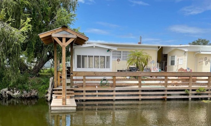 Buckhead Ridge House | Quaint Cottage on the Water with Lake Views & Pet-Friendly
