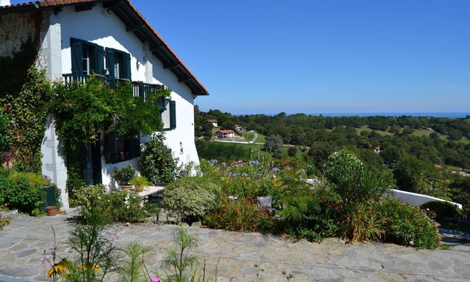 Behobie Cottage | Cozy Cottage Peroch-Baita with Ocean View & Spa