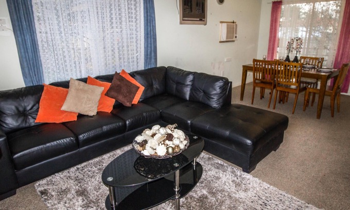 Manilla House | Pet-Friendly Cottage & Caravan Near CBD with Free WiFi