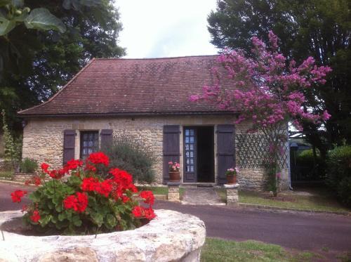 Tursac House | Welcoming Cottage Poppy: Family & Pet Friendly Getaway