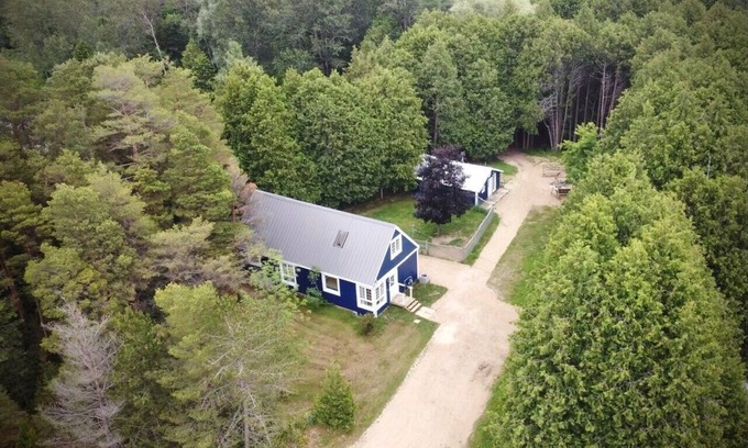 Flesherton Cottage | Tranquil Cottage Retreat with Kitchen & Breakfast Included