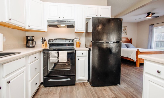Marion Cottage | Cozy Cottage by the River with Spa & Breakfast Included