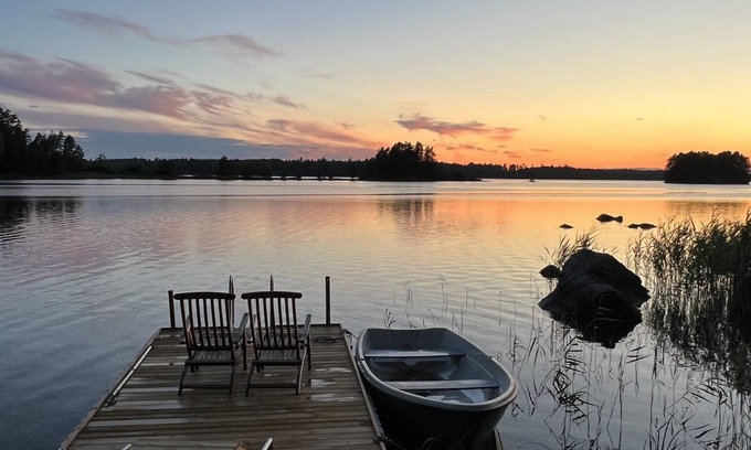 Varmland County Cottage | Idyllic Cottage Sävviken by Lake Ullvettern for Family Fun