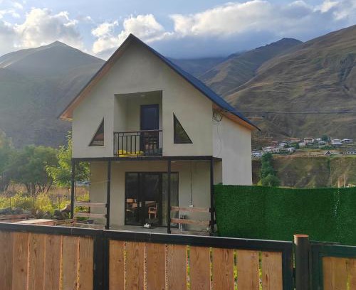 Kazbegi Apartment | Discover Cottage Shina: Family-Friendly with Great Dining
