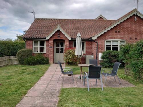 Irstead House | Cozy Little Broad Cottage in Norfolk with Hot Tub Access