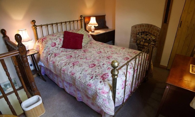 Crawcrook Cottage | Enchanting Cottage Retreat with Breakfast in Walled Garden