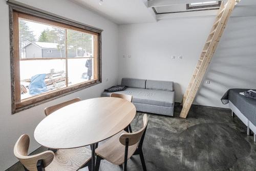 Pyhatunturi House | Relaxing Lakeside Cottage with Sauna and Hot Tub Amenities