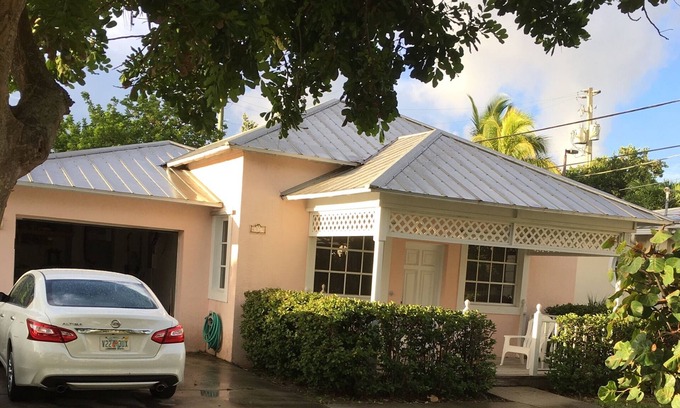 Juno Beach Cottage | Beachside Cottage with Ocean View & Family-Friendly Amenities