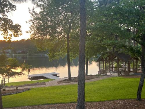 Whispering Pines House | Cozy Cottage Retreat Near Golfing and Scenic Lake