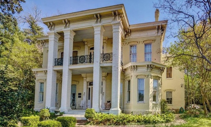 Vicksburg Cottage | Pet-Friendly Cottage Suite at Flowerree for Family Getaways