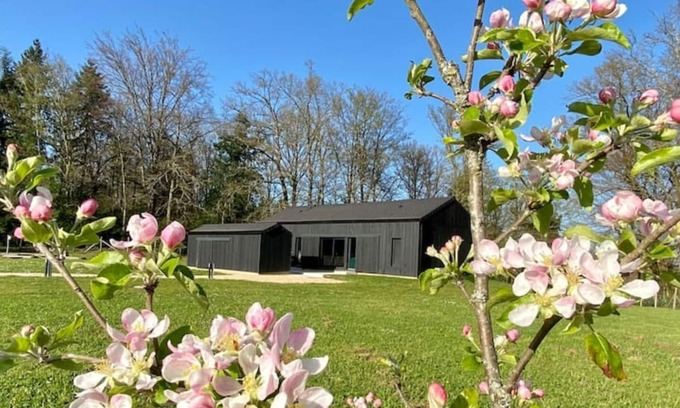 Panazol House | Comfortable Cottage by the Golf Course with Great Amenities