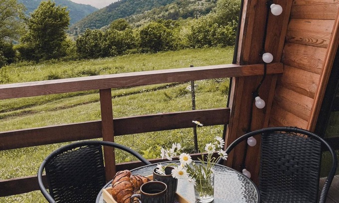 Tsageri Ski Chalet | Budget-Friendly Cottage Tvishi: Pet & Child Friendly Stay