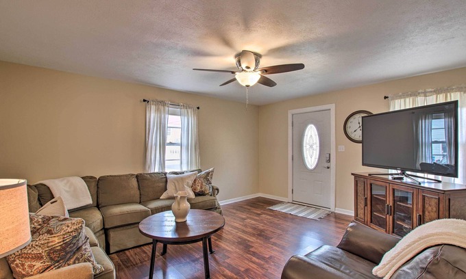 Ste Genevieve Cottage | Inviting Cottage with Yard Near Historic Attractions
