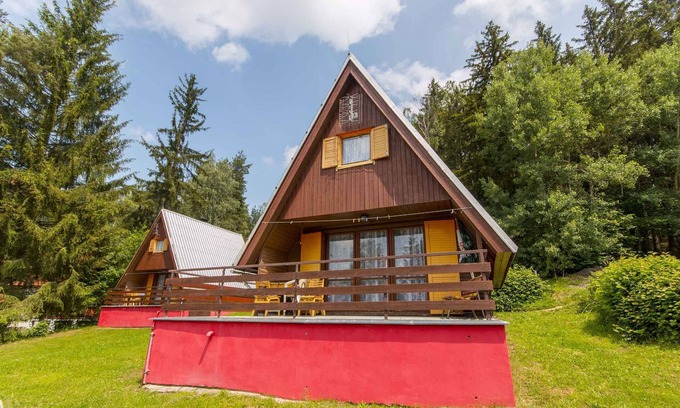 Karlovy Dvory Cottage | Scenic Cottage Overlooking Lipno Lake with Spa and Breakfast