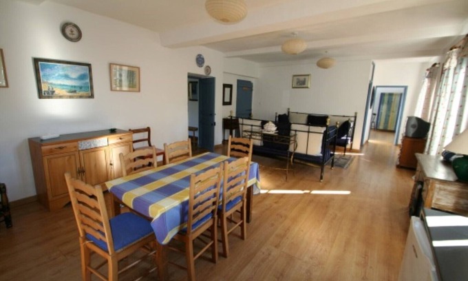 Le Tech House | River View Cottage: Pet-Friendly Retreat with Pool Access