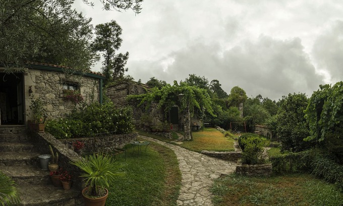 Ponteareas House | Garden Cottage Retreat with Pool and Spa Amenities