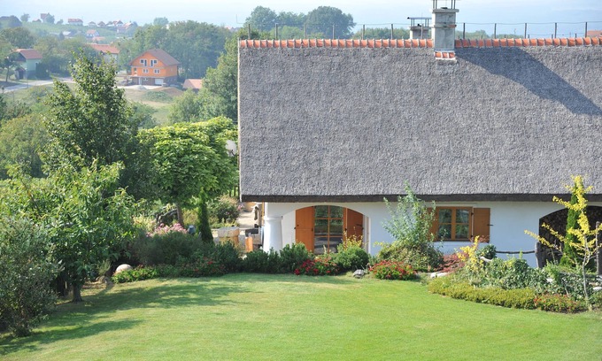 Beltinci Apartment | Relaxing Cottage with Hot Tub and IR Sauna Retreat