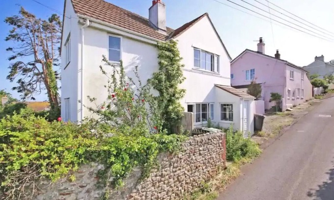 Charmouth House | Cozy Cottage with Ocean and Countryside Views for 6