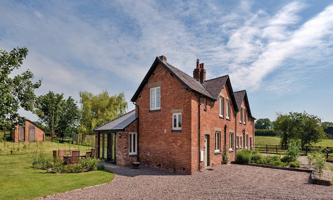 Halfway House Cottage | Cottages by River Severn with Hot Tub