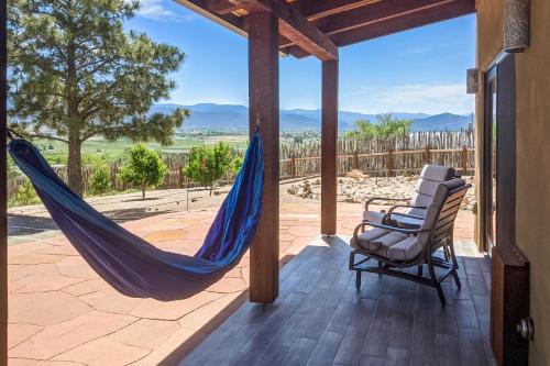 Taos Hotel | Relax at Cottam Pines B: Family-Friendly with a Hot Tub
