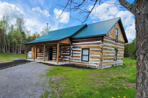 Montague Ski Chalet | Relaxing Cottontail Cabin with Hot Tub and Sauna Retreat