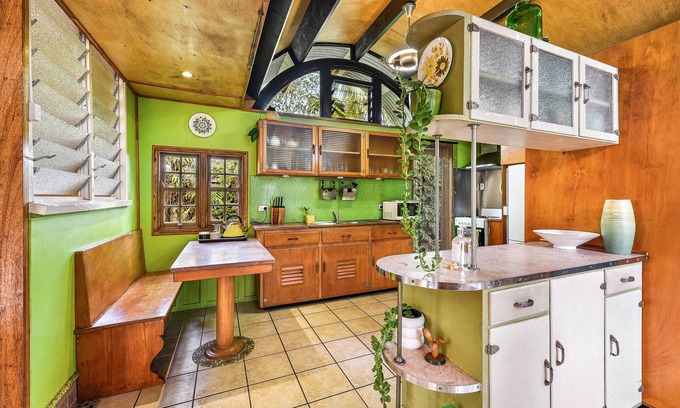 Mudjimba Cottage | Pet-Friendly Cottonwood Cottage with Oceanfront Views