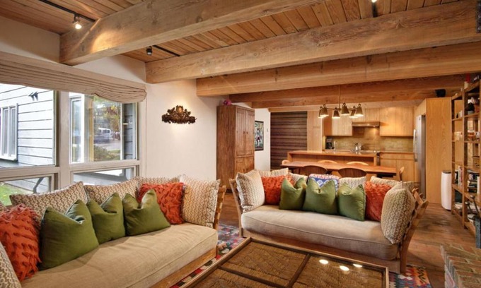 Aspen House | Ideal Downtown Condo with Upgraded Kitchen & Breakfast Included