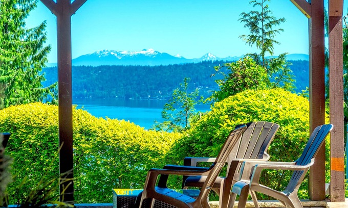 Eastgate House | Cougar Mountain Retreat: Hot Tub & Lake Views Await!