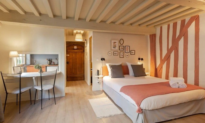 Honfleur Apartment | Stylish Couleur Corail Studio in City Center - Rated 9.8
