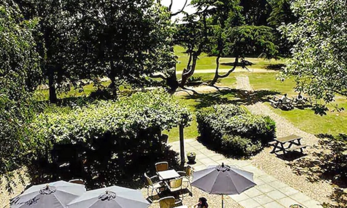Coulsdon East Hotel | Discover Coulsdon Manor Hotel with Golf, Dining & More