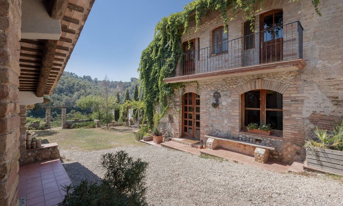 Els Hostalets de Pierola House | Idyllic Country House 'La Isla Verde' with Private Pool