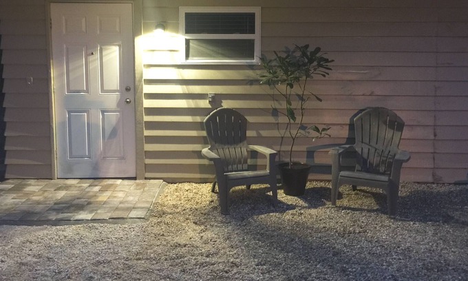 Waters Edge House | Country Bungalow with Parking & Delicious Breakfast Included